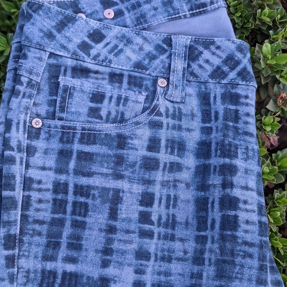 Cabi blue/gray grid print skinny denim stretch jeans. Size 8 - Picture 7 of 14